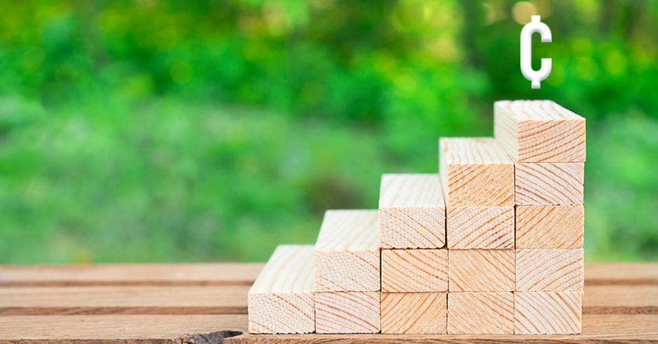 bloques de madera con el símbolo de colones arriba