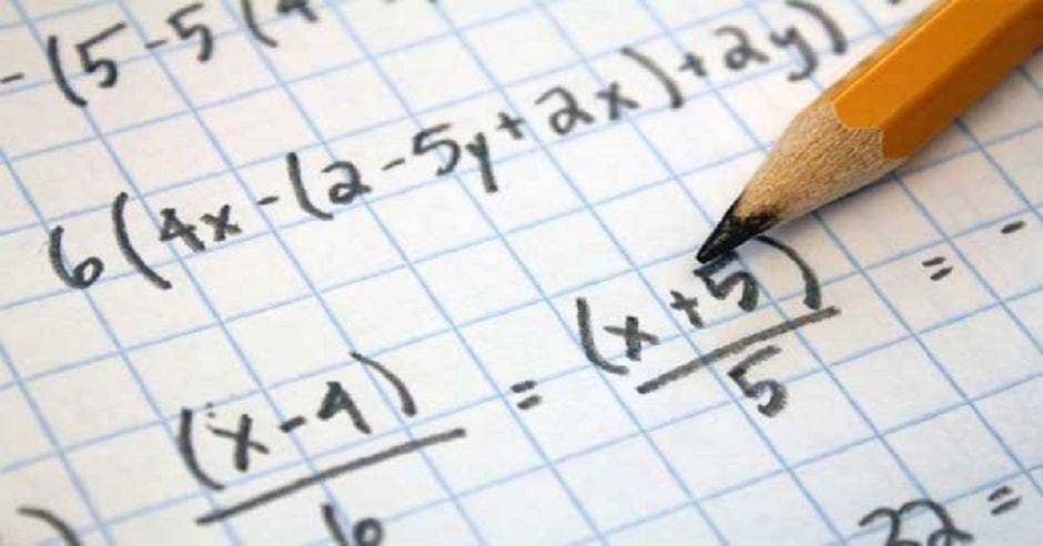 Un cuaderno con operaciones matemáticas y un lápiz