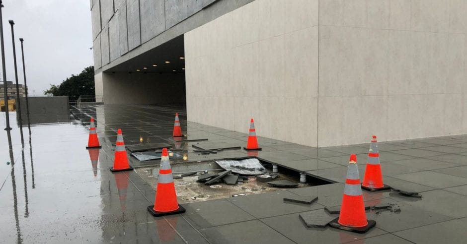 El daño hecho por un vehículo a la entrada del nuevo edificio. Foto tomada del twitter de Óscar Ulloa/La República.