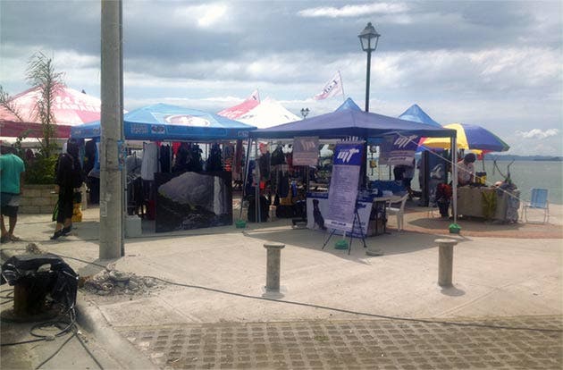 Malecones II, donde está el faro, se abarrotó de turistas y microempresarios quienes exhibieron sus productos.