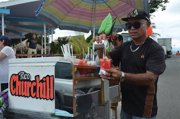 El puntarenense Víctor Medina prepara “Churchill” para turistas y locales.