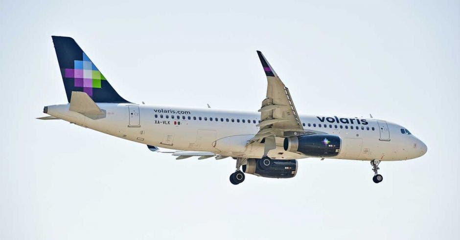 Un avión blanco con las palabra volaris escrita en el fuselaje