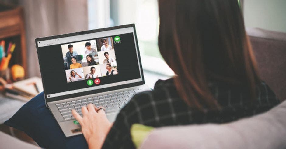 Mujer haciendo una videoconferencia