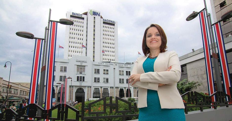 Mujer frente a edificio