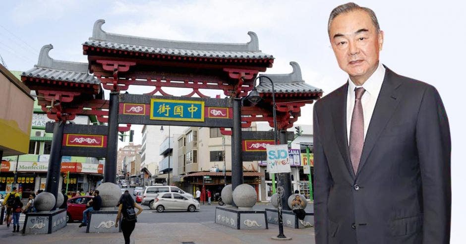 Wang Yi, consejero de Estado y ministro de Relaciones Exteriores de China con el barrio Chino de fondo