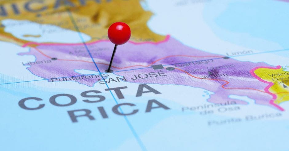 pin rojo sobre territorio de Costa Rica en un mapa