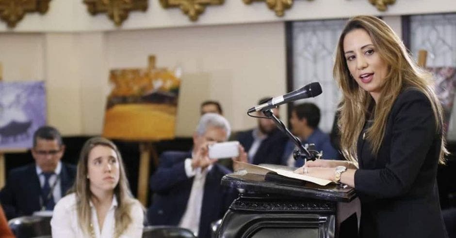 una mujer habla frente al micrófono en el Plenario