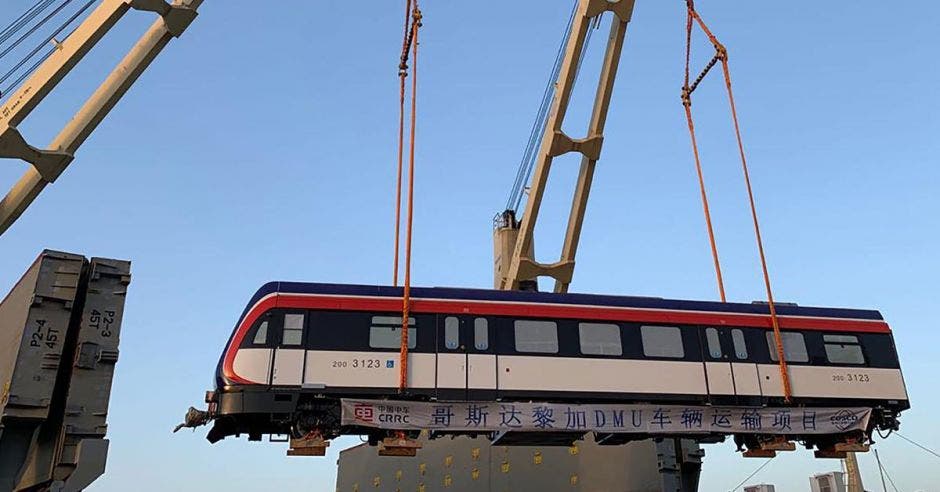 Trenes cuando eran embarcados por las grúas en el puerto de China