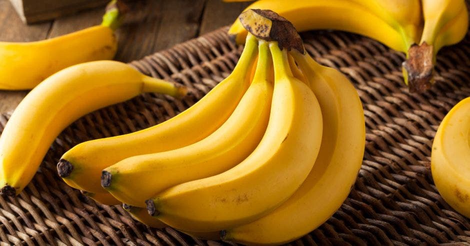 varios racimos de banano
