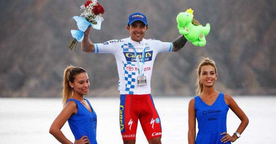 Hombre celebrando triunfo en ciclismo