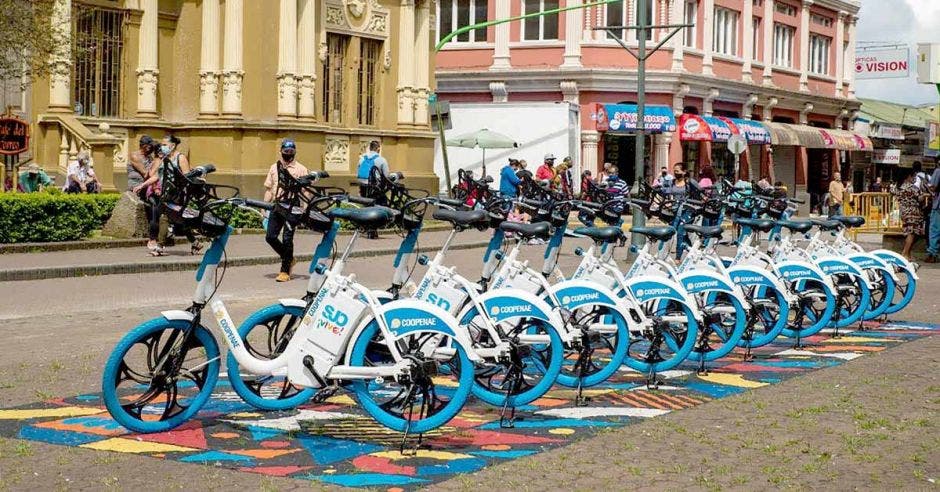 Bicicletas estacionadas en las afueras del edificio central del Correo, en la capital