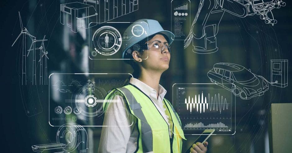 ingeniero con casco y lentes viendo un panel