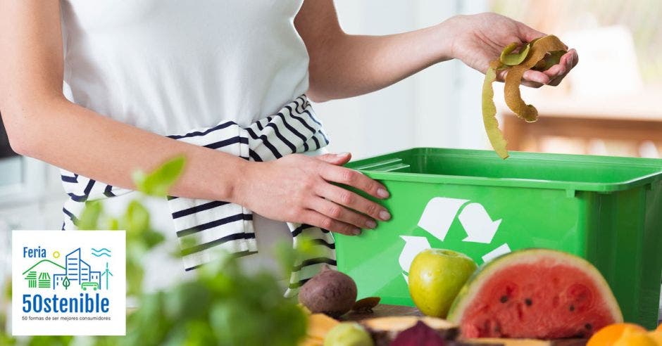 una mujer deposita desechos en una caja de compost