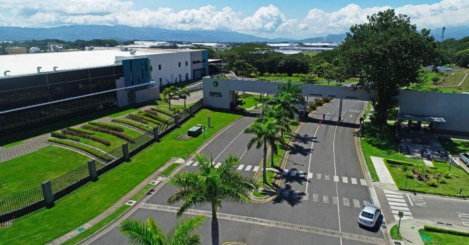 un parque empresarial con amplio parqueo y zona verde