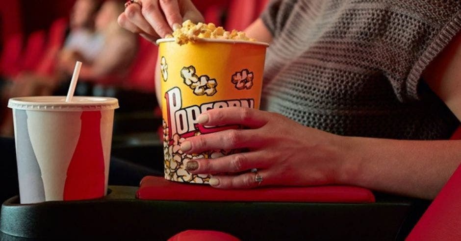 Persona en el cine comiendo palomitas