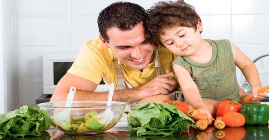 Padre e hijo comiendo