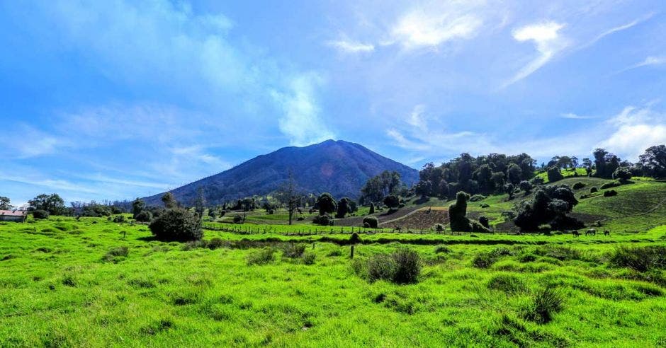 un volcán echando fumarolas