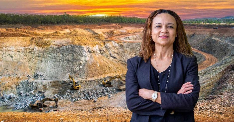 una mujer de blaser azul sobre un fondo de minería