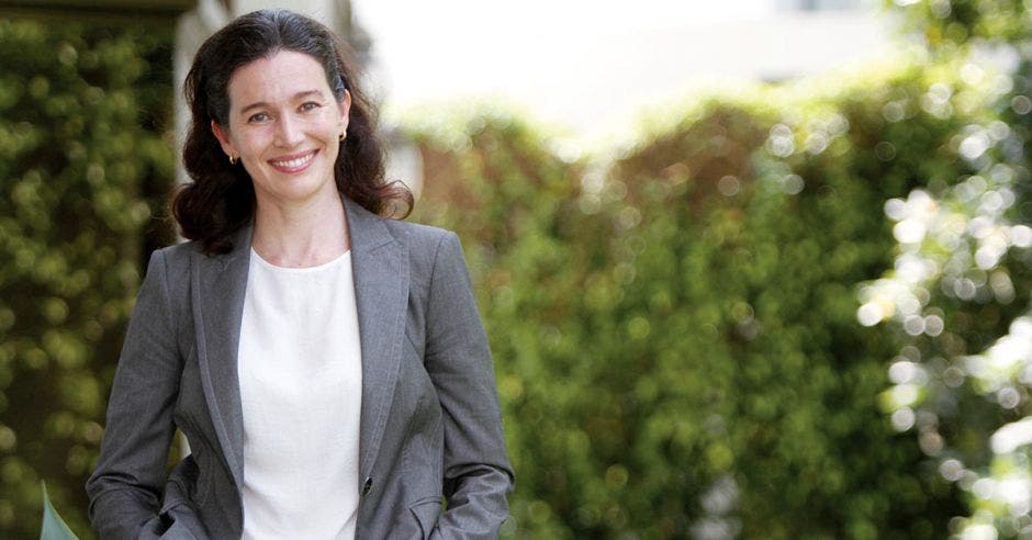 María Clara Horsburgh, oncóloga y directora médica de Roche Centroamérica y Caribe posando sonriente