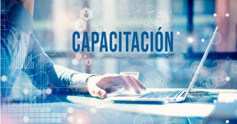 Hombre trabajando con computadora