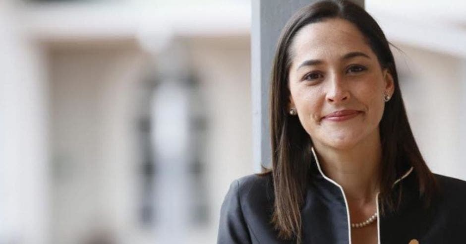 una mujer de vestido negro y pelo lacio