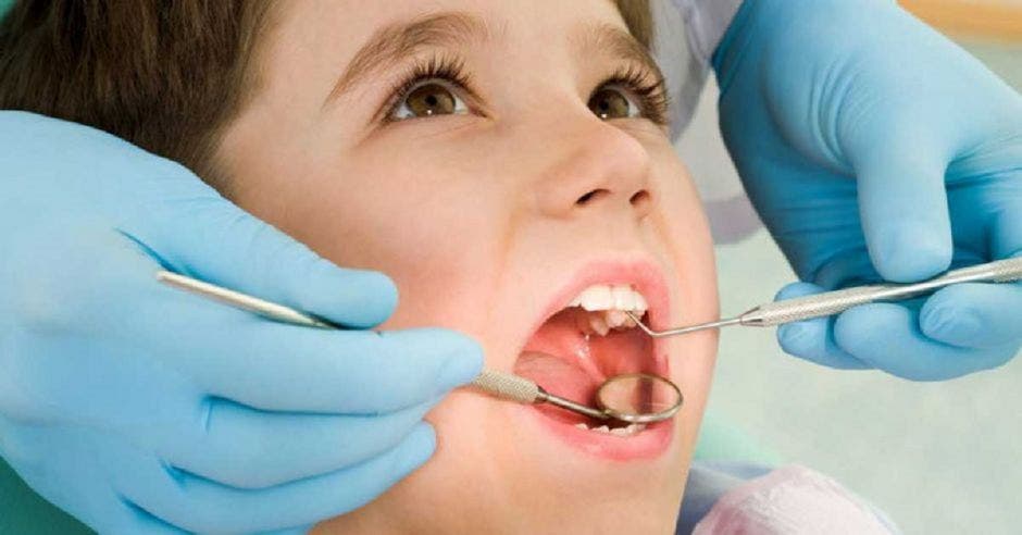 Un niño en el dentista