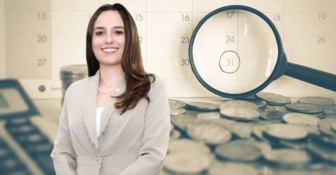 Mujer frente a lupa y monedas