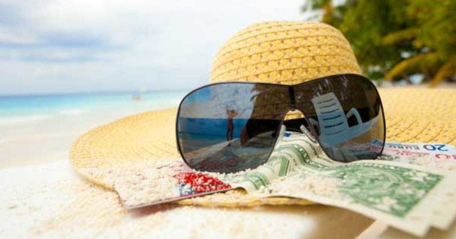 Gafas de sol y sombrero en la playa