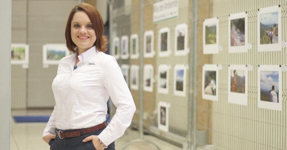 una mujer de camisa blanca y pelo rojo