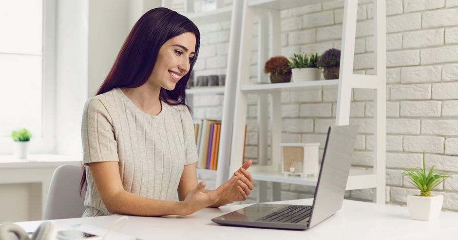 Mujer frente a computadora