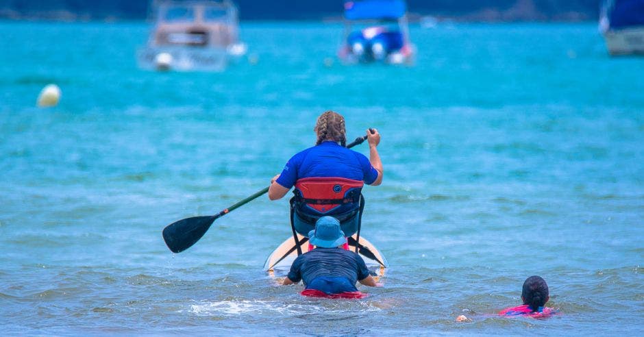 Persona con discapacidad surfeando en playa Hermosa, Garabito