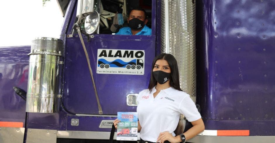 mujer y camionero