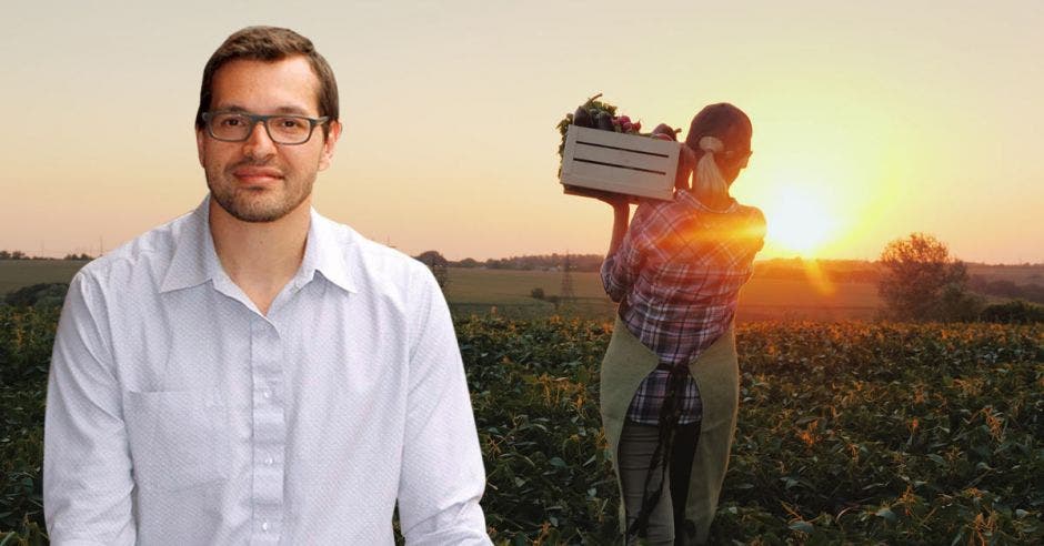 Hombre de lentes frente a agricultor