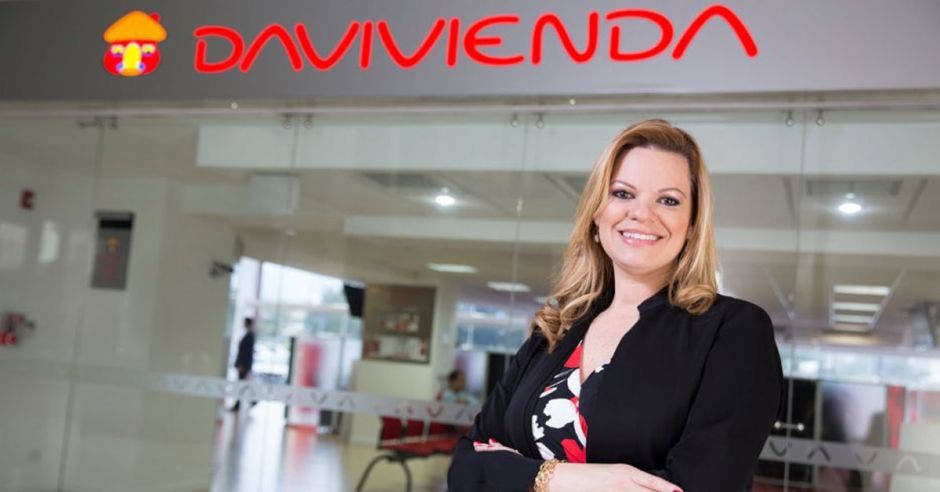 Mujer frente a logo de Davivienda