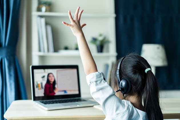 Una niña estudia con su computadora desde casa