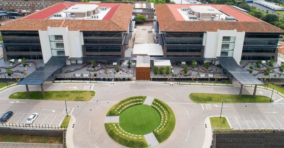 Un edificio de techo color terracota visto desde arriba