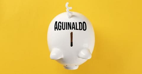 Una alcancía de un cerdo que dice AGUINALDO
