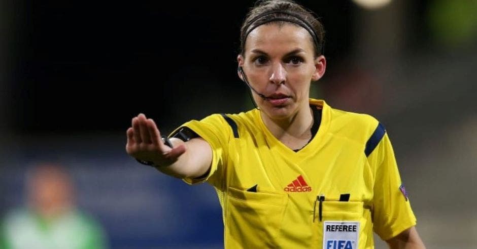 mujer arbitra