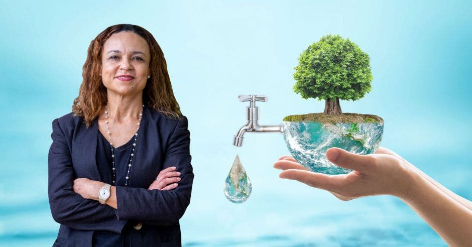 una mujer junto a una imagen de un grifo expulsando agua desde un globo terráqueo