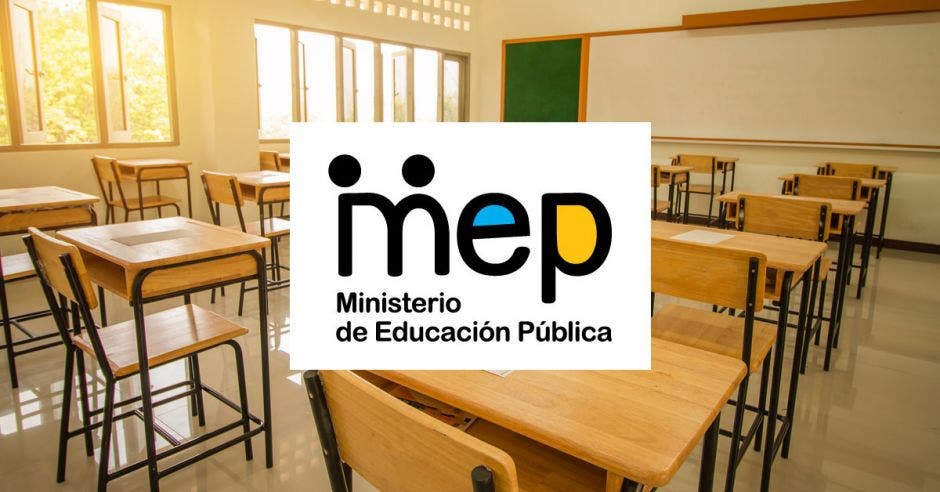 Un aula vacía y el logo del MEP
