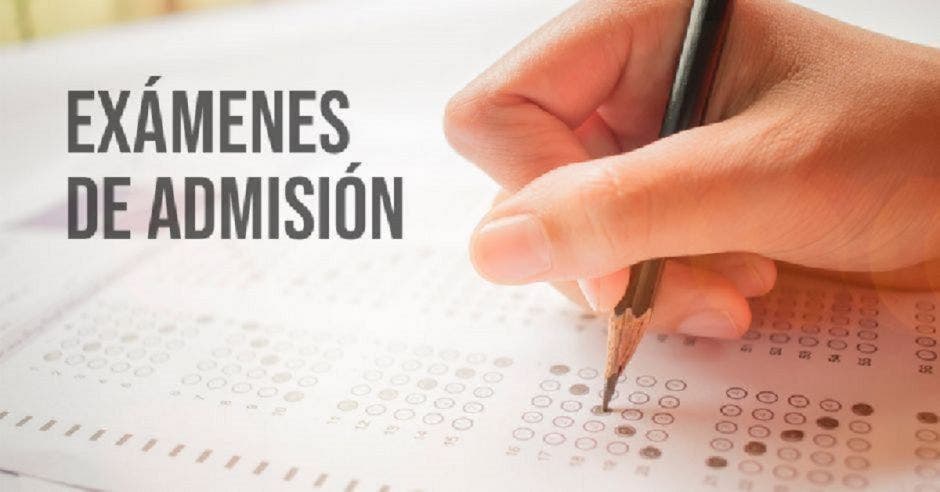 Una mano rellenando respuestas de un examen y la palabra exámenes de admisión