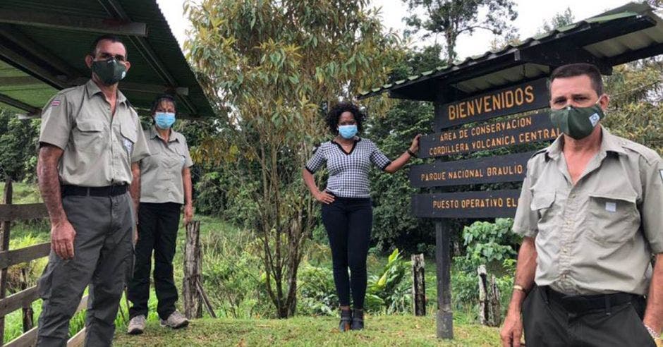 un grupo de personas junto a un letrero que dice Parque Nacional Braulio Carrillo