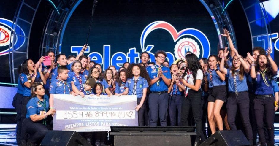 Scouts haciendo donación en Teletón