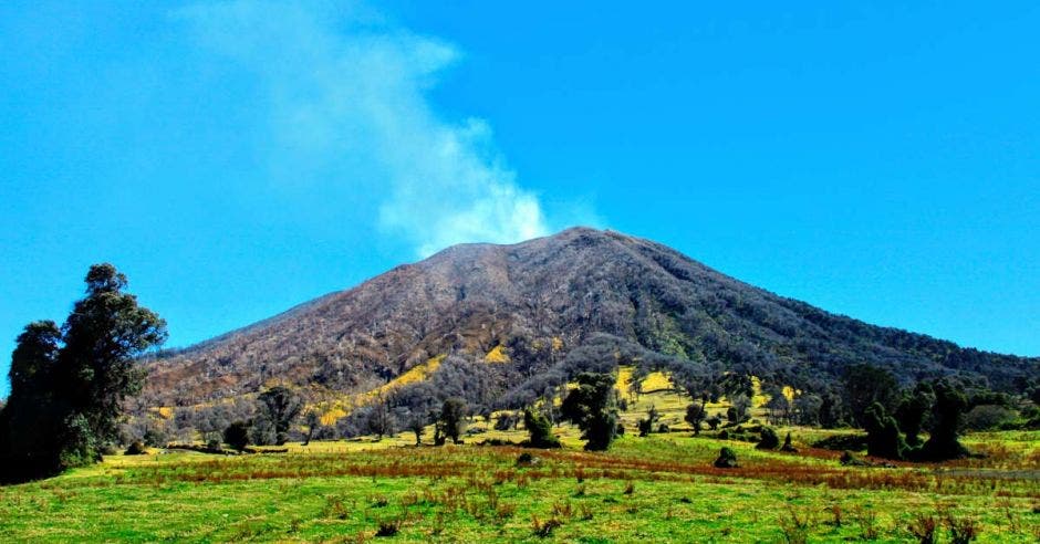 un volcán humeante