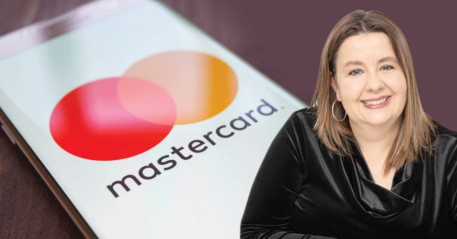 Mujer de negro frente a celular que dice Mastercard