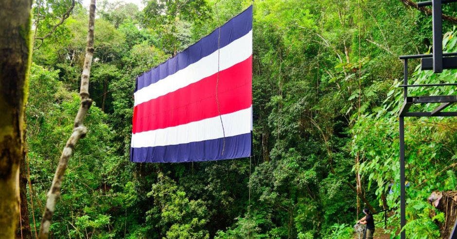 un bandera con azul, blanco y rojo, los colores del pabellón nacional de Costa Rica