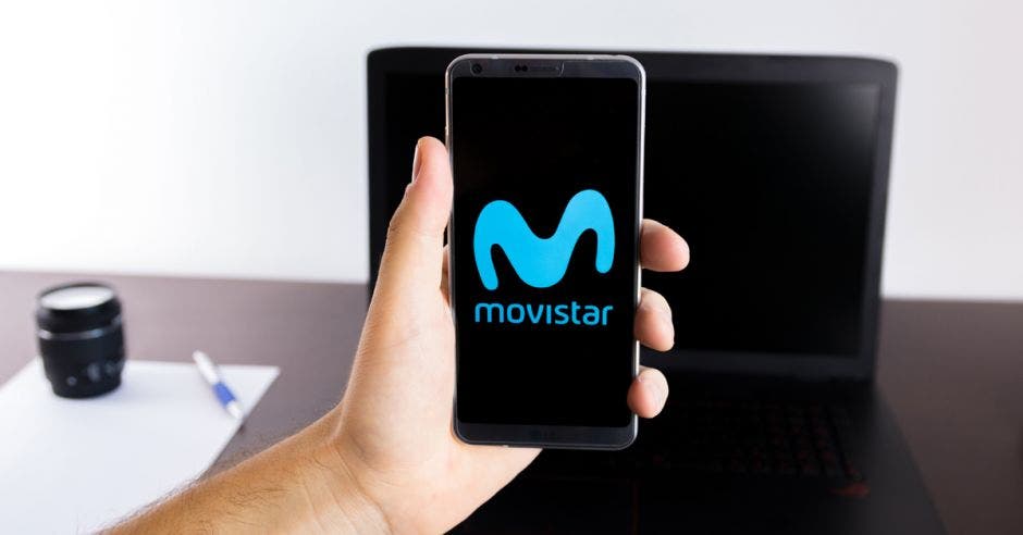 Persona sosteniendo un celular de Movistar