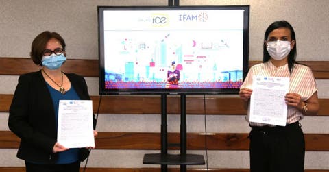 Irene Cañas, presidenta ejecutiva del ICE y Marcela Guerrero, presidenta ejecutiva del IFAM.