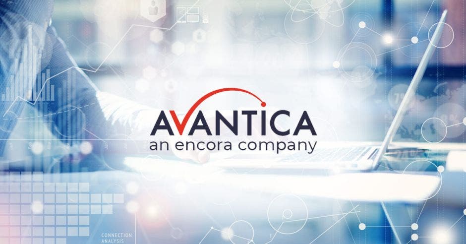 El logo de una empresa en colores azul y rojo sobre un concepto de tecnología