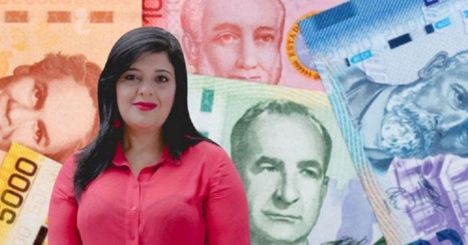 Mujer de rosado frente a billetes